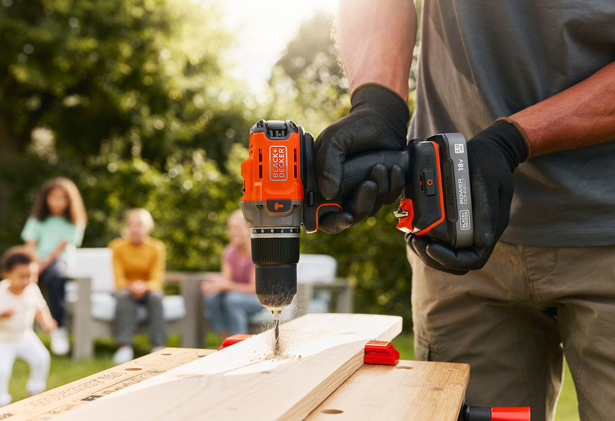 Απεικονίζεται ο χρήστης να τρυπάει μια επιφάνεια.